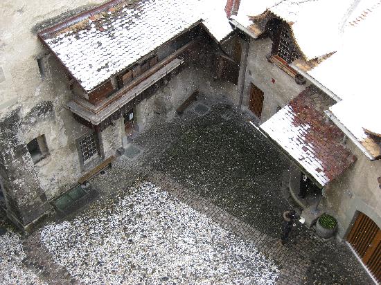 Chillon-Castle courtyard